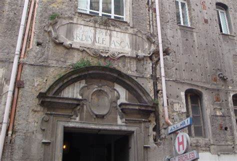Facciata dell'Ospedale Ascalesi di Napoli.